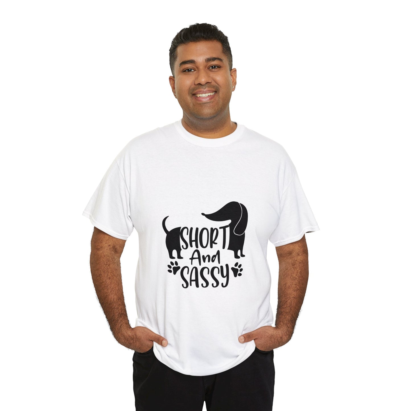 Corto y atrevido - Camiseta de algodón unisex para los amantes de los perros salchicha