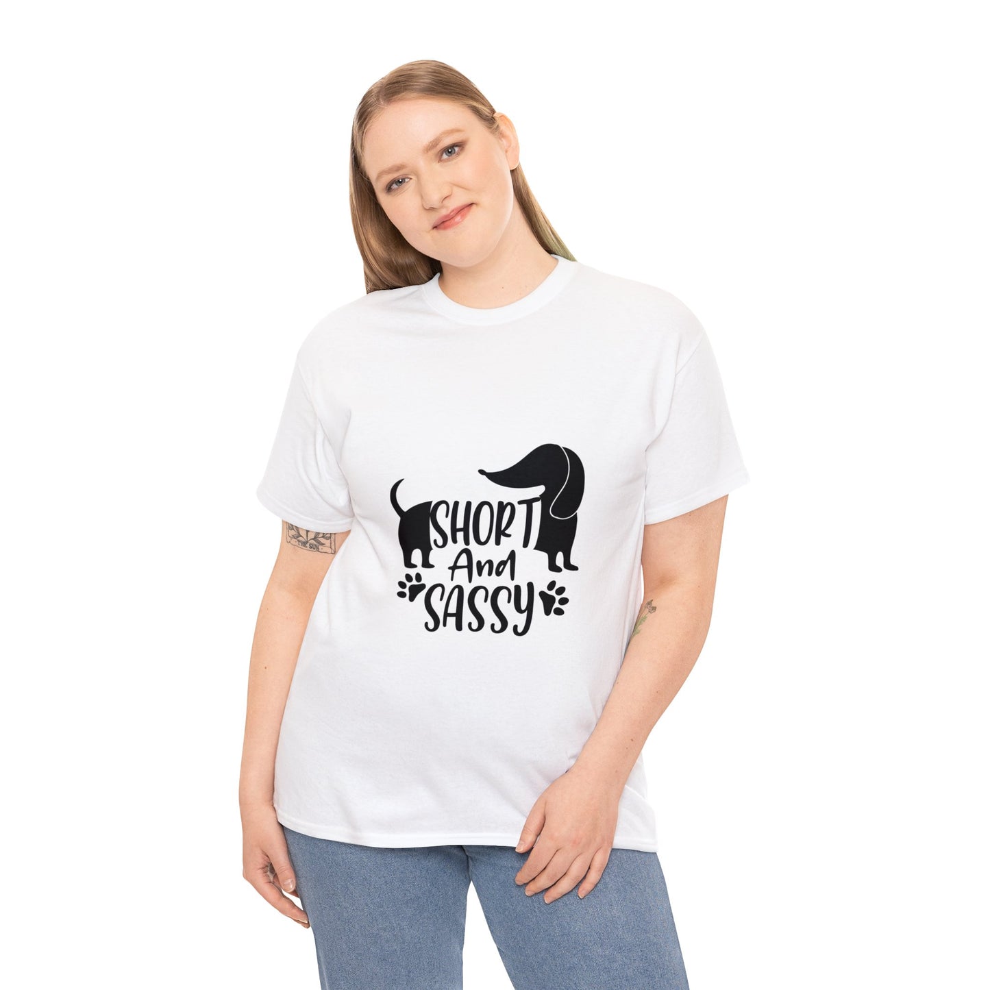 Corto y atrevido - Camiseta de algodón unisex para los amantes de los perros salchicha